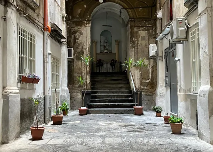 House 33 * נאפולי